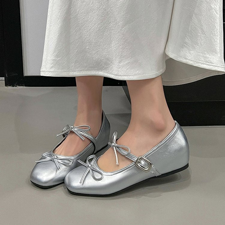 Silver ballerinas with a bow
