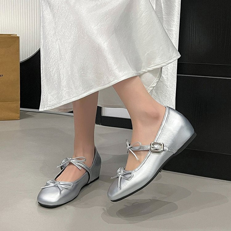 Silver ballerinas with a bow