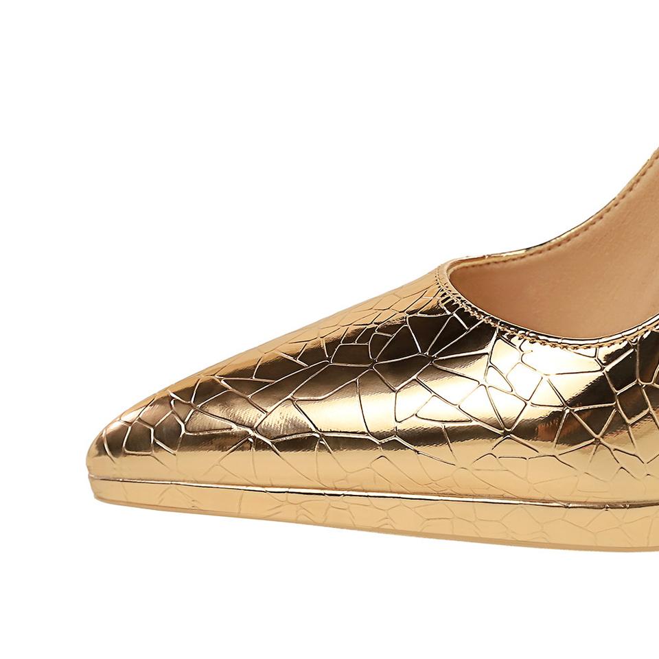 Gold high-heeled shoe with a cracked pattern 