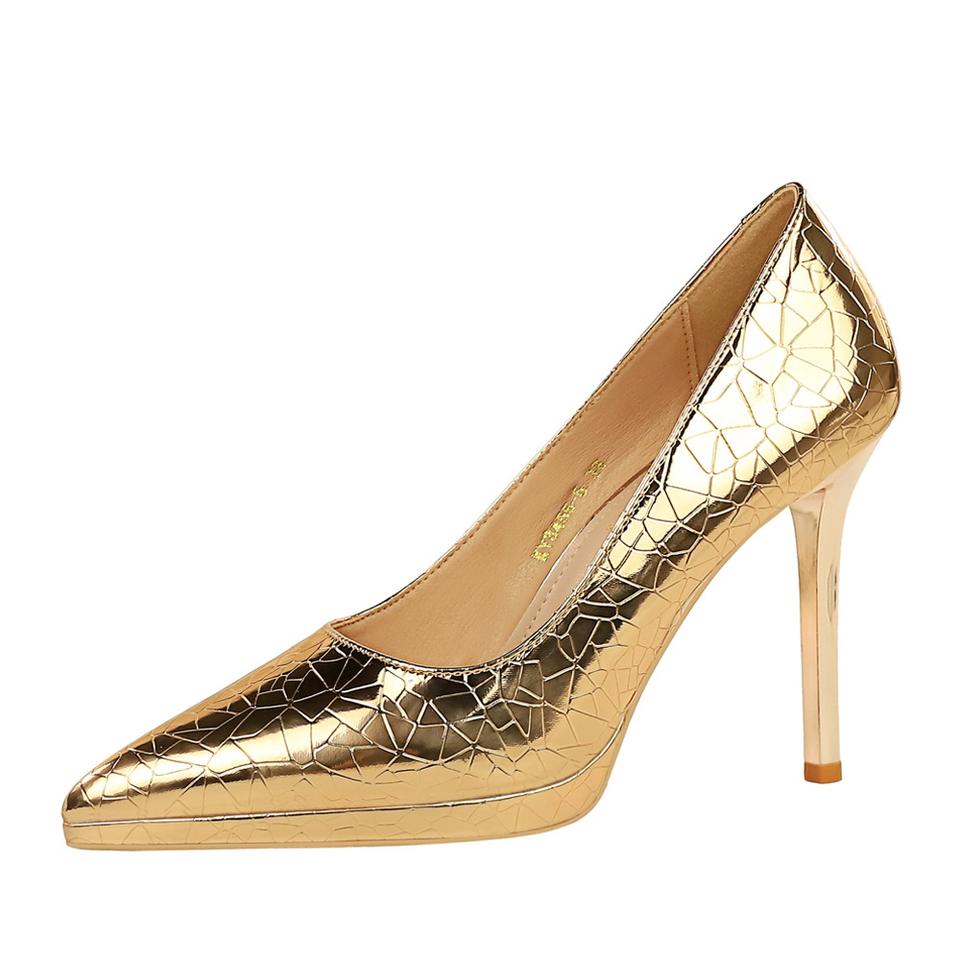 Gold high-heeled shoe with a cracked pattern 